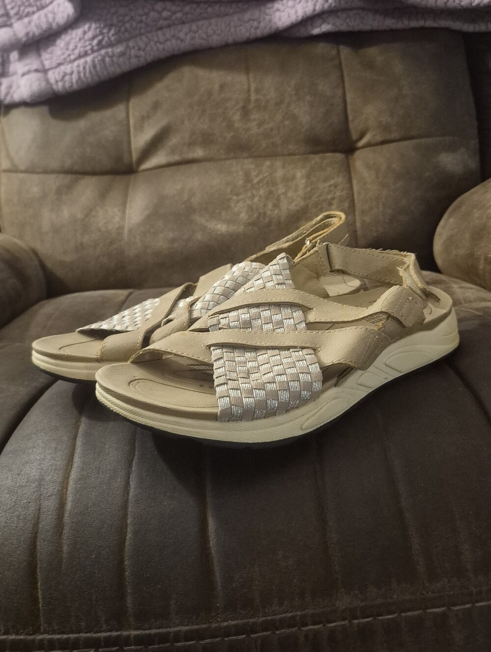 Earth Spirit Tan Criss Cross Sandals Hook Loop Women's 8